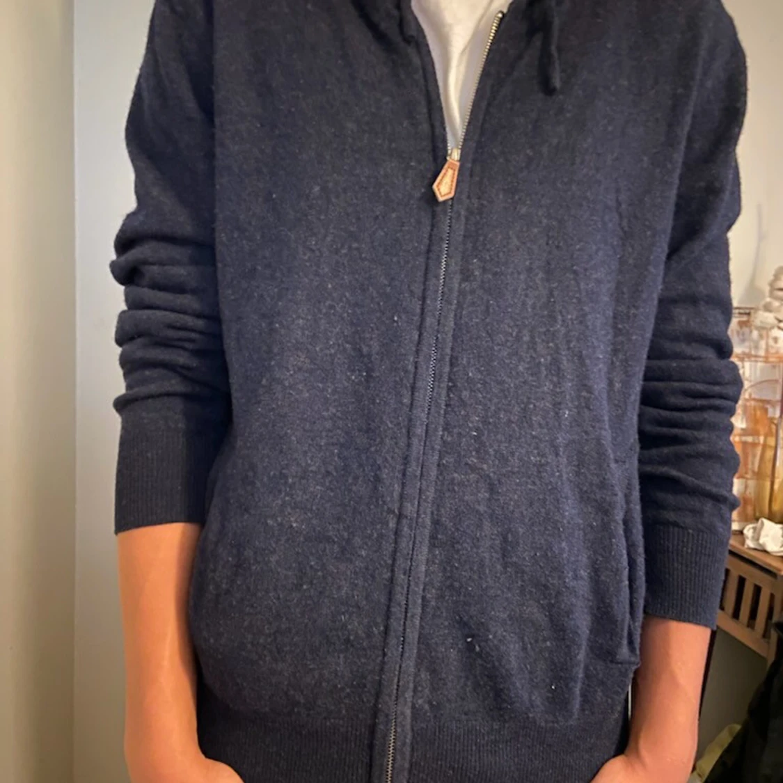 Mörkblå hoodie i kashmir från Sayless