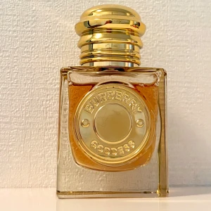 Burberry Goddess edp 30ml - Burberry Goddess Eau de Parfum, 30 ml. Knappt använd, vilket syns på bild. Kommer i originalförpackningen. Givetvis förvarad mörkt och svalt.