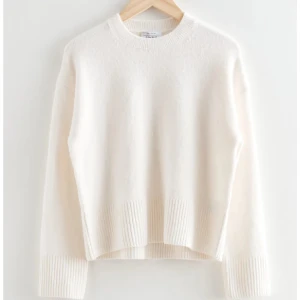 Vit stickad tröja från & Other Stories - Supermjuk och fin vit stickad tröja från & Other Stories❤️❤️