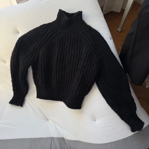 Svart stickad polotröja  - Säljer en svart, chunky stickad polotröja från H&M. Tröjan har ribbad struktur, hög krage och långa ärmar. Finns inga skavanker på tröjan🤗💗