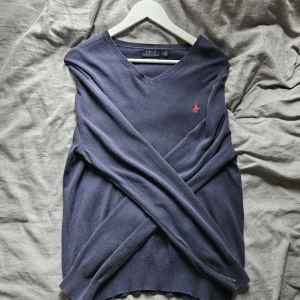 Mörkblå v-ringad tröja Polo Ralph Lauren - Säljer för den inte passar längre, fint skick inga defekter, Sitter mer som storlek S men står M Skriv vid frågor.