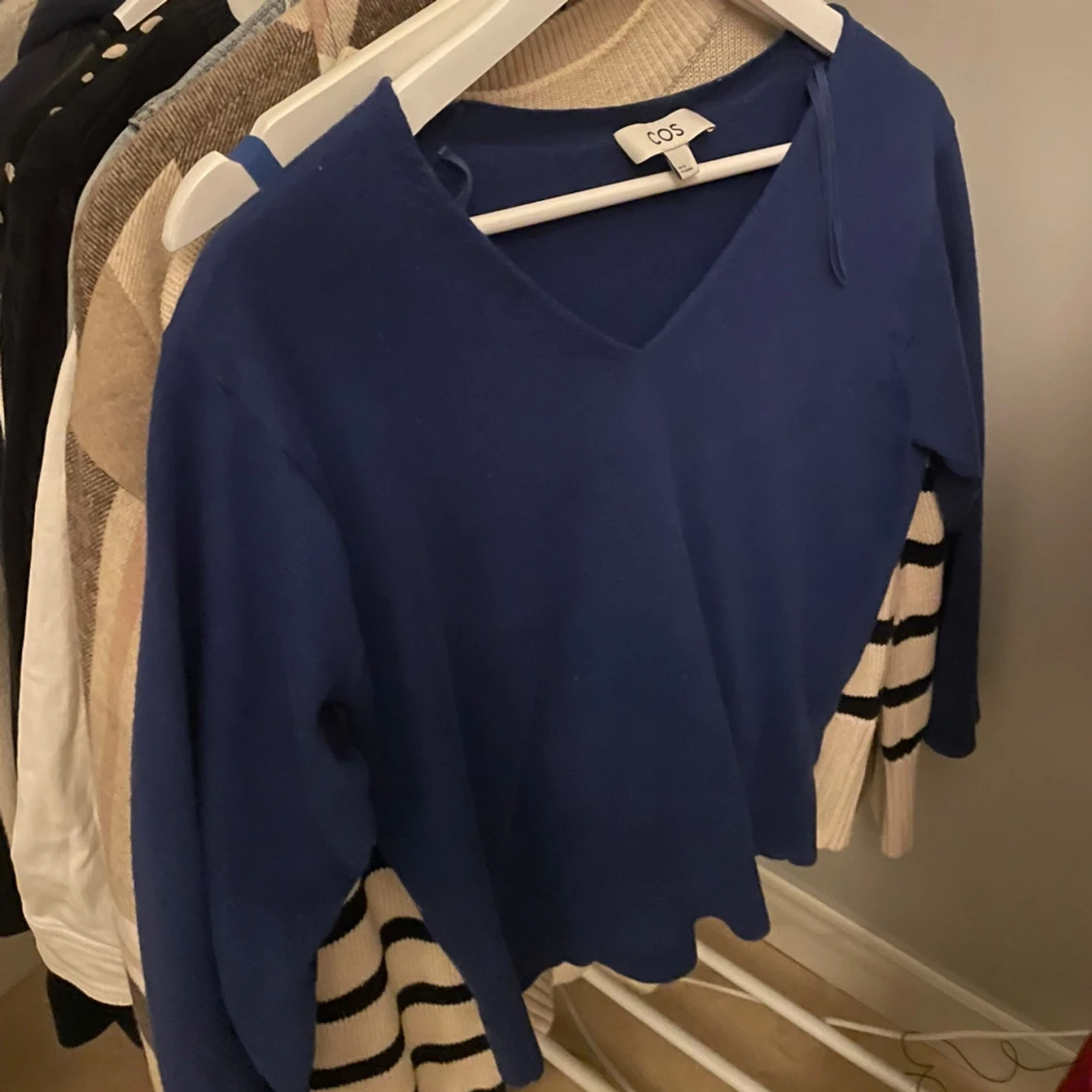 Mörkblå v-ringad tröja från COS