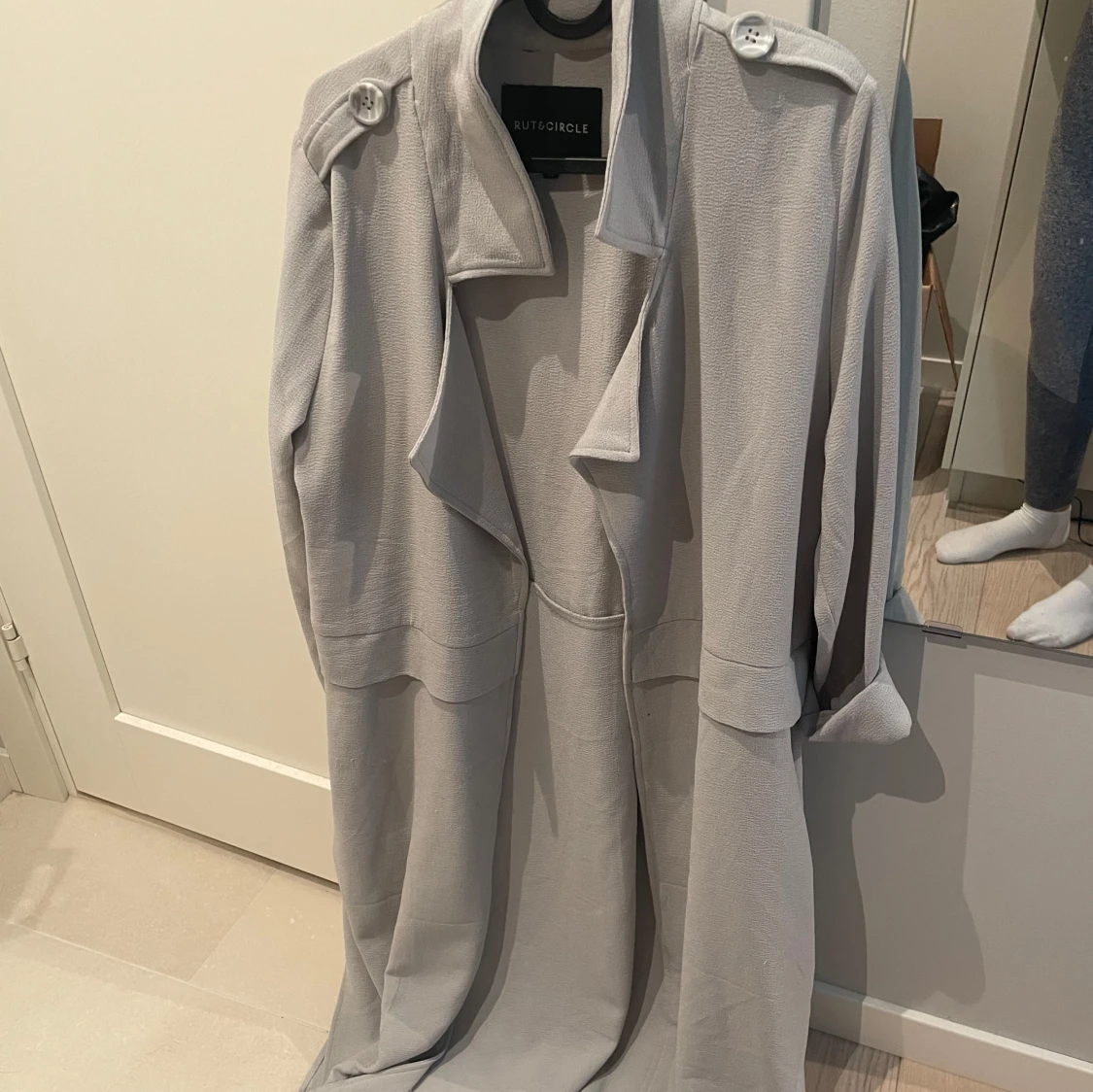 Ljusgrå trenchcoat från Rut&Circle