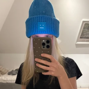 Acne mössa - Blå helt oanvänd acne mössa, prislapp kvar oxh kommer med medföljande påse