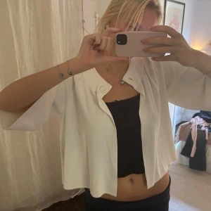 Vit kofta från Dressbarn med knapp - Bolera/kofta, mycket fin!! Fråga gärna om mer bilder!!