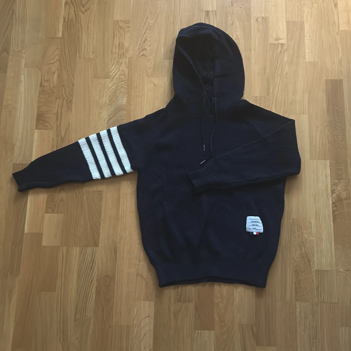 Mörk blå stickad hoodie