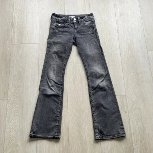 Grå bootcut jeans från Gina Tricot stl 152 - Snygga grå jeans från Gina Tricot. Ny pris 359