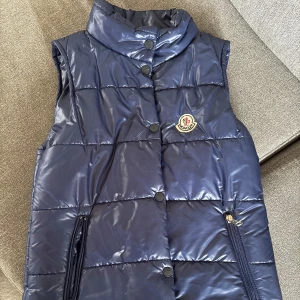 Mörkblå dunväst Moncler  - Storlek 1 men passar även för barn 158/164. Inga skador 