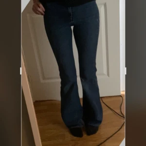 Blå bootcut jeans från H&M Divided - Säljer ett par blå bootcut jeans från H&M Divided. Jeansen har mid-waist i midja. Dom har en snygg mörkblå färg och utsvängda ben/ bootcut. Sorry för dåliga bilder🩷pris kan diskuteras 
