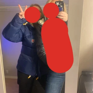 Blå Fjällräven jacka dam  - Säljer min Fjällräven jacka då jag behöver mindre storlek.  Den är använd fåtal gånger och är i jätte bra skick! 