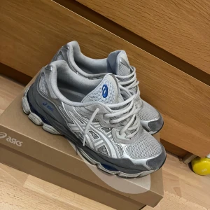 Asics gel nyc  - Säljer dessa Asics gel nyc skor. Storlek 43. Säljer på grund av att de inte får någon användning längre.