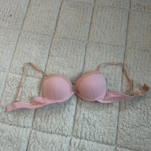 Ljusrosa bh - Säljer en ljusrosa bh, lite push up och justerbara axelband. 