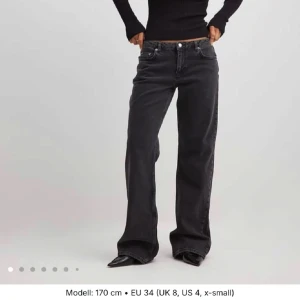 Svarta wide jeans i storlek 34 - Snygga svarta jeans från Nakd! Aldrig använda