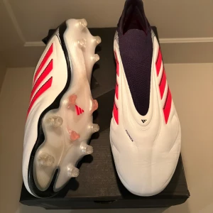 Adidas copa fotbollsskor  - Säljer dessa adidas copa i 44 2/3. Kommer med påse. Skorna är endast använda  20 min , som nya. 