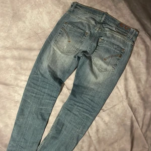 Dondup jeans 33 - Ljusblå jeans från Dondup med snygga slitningar på benen och klassiska bakfickor med dekorativ söm. Storlek 33 och skick 8/10. Ny pris 3000, mitt pris 649. Sitter slim och passar perfekt om man är runt 165-175🤗