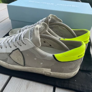 Philippe Model - Säljer dessa riktigt feta Philippe Model sneakers | Storlek 41 | Skorna är i använt men bra skick | Hör av dig vid eventuella frågor!