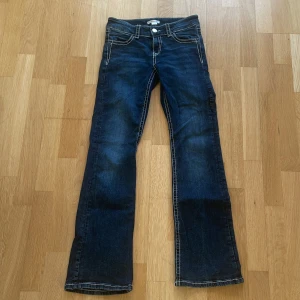 Mörkblå bootcut jeans Gina Tricot 158 - Snygga mörkblå jeans från Gina Tricot i storlek 158. Modellen har bootcut-ben och coola detaljer med broderade bakfickor. Använda fåtal gånger och köpta för ca 400kr💙