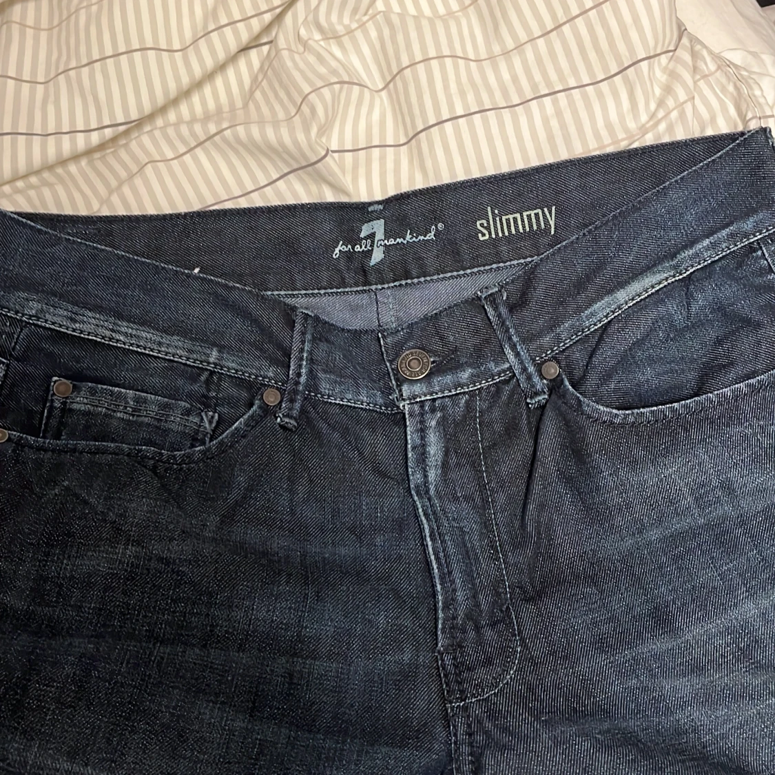 Mörkblå slim jeans från 7 For All Mankind - 2