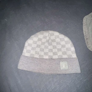 Stilig märkes mössa  - Jag behöver tyvärr sälja denna efterlängtade varan som är helt ny och har bara används för att ta bild med, den kommer med tagg och passar dig som vill vara stollig inför vinter. Kontakta mig här i Plick vid minsta lilla fråga(: