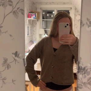 Beige kofta  - Supersöt kofta från Zara, så bra material och jättefin till hösten! Är i barn storlek men passar mig som ofta har xs/s