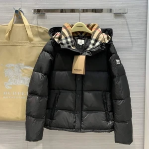 Burberry Puffer - Finns i flera storlekar, hör av er privat vid frågor!