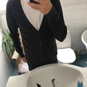 J&J stickad cardigan - Tja! Säljer en tvär fet cardigan från Jack and Jones. Storlek M sitter som en S. Riktigt bra passform o skön. Hör av dig vid funderingar!