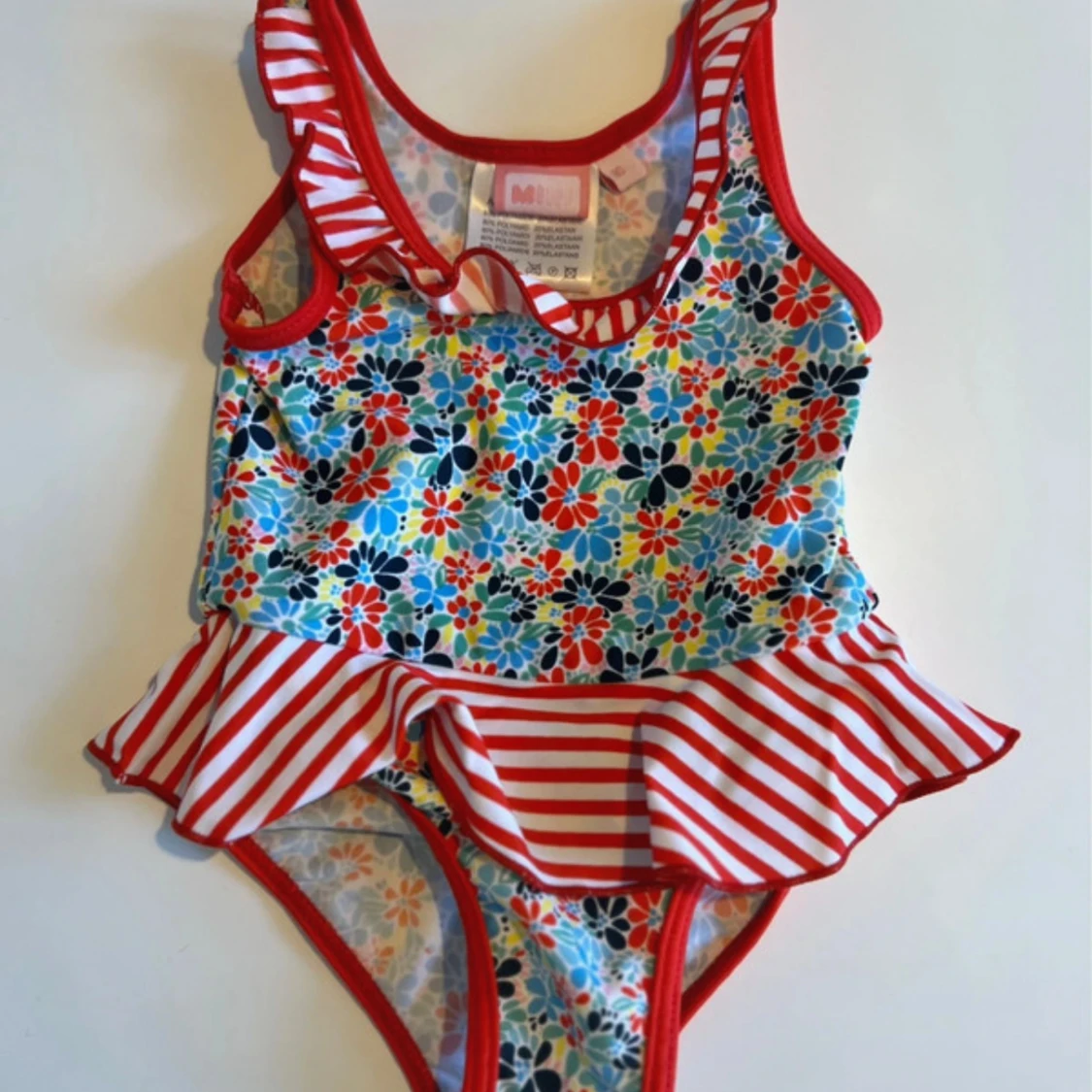 Blommig baddräkt med volang från MINI
