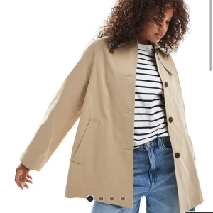 Beige trenchcoat med knappar  - Medellång kappa från ASOS. Helt ny med prislapp kvar. Säljer pga att tiden för att returnera gått ut (därav säljer jag i två olika storlekar). Nypris 859 kr! 