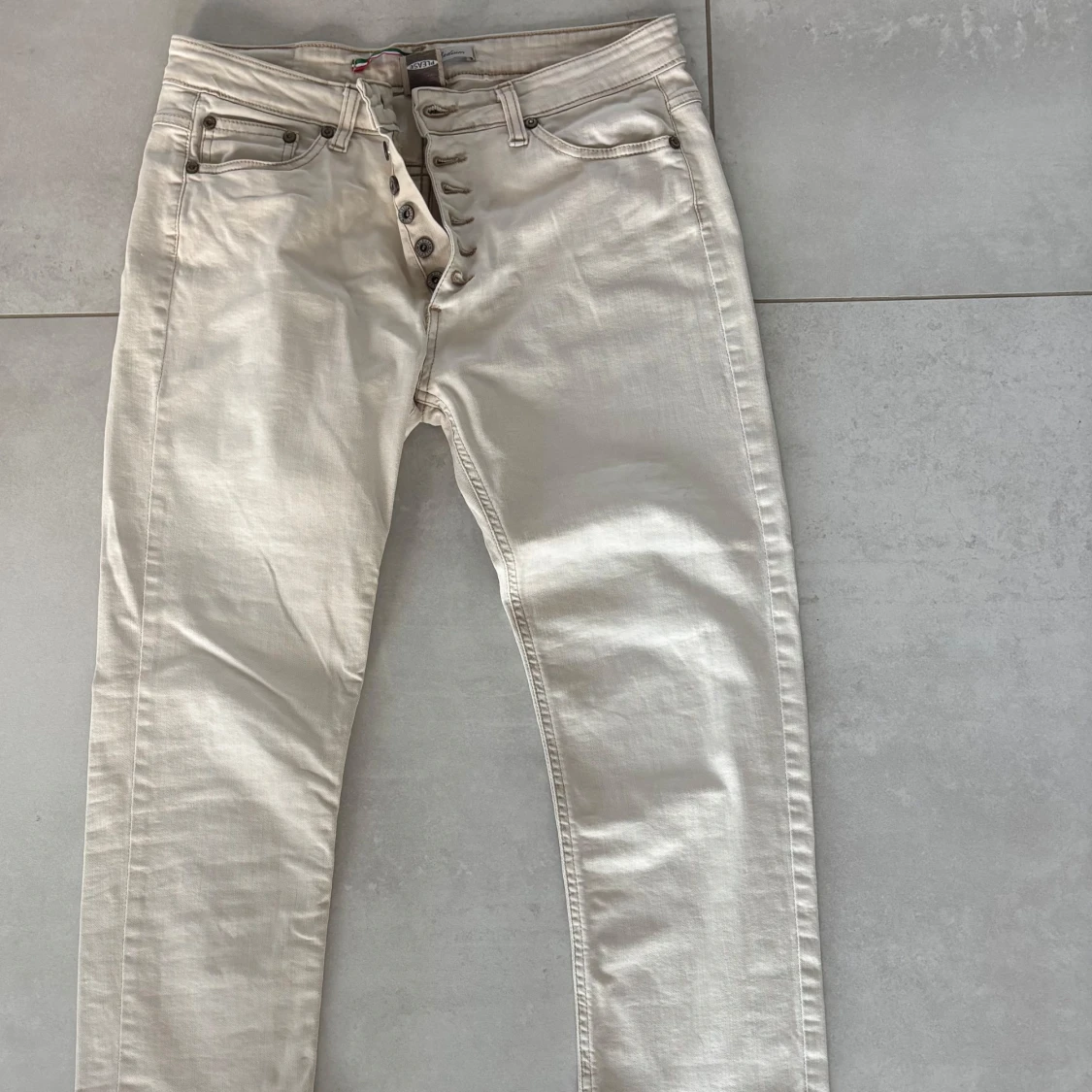 Beiga jeansbyxor från Please, medium