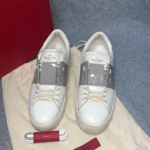 Valentino open - Valentino open skor | Sko snöret är grått på en del så att det bländar in, men jag har knutit lite fel så det är vitt på bilderna, men de är ba att lossa upp snörena lite så matchar det |  100% äkta med ingående äkthetsgaranti ✔️| Vädligt snygg färg som förbättrar alla outfits | Vädligt eftertraktade | Extremt bra skick, skorna behöver endast en tvätt. | Allt ingår! |  Fraktas samma dag 🚚 📦 | Kontakta vid fler frågor eller funderingar ✔️
