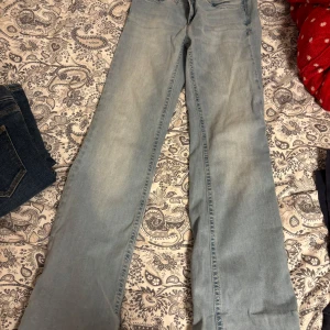 Ljusblå jeans från NELLY - Säljer ett par ljusblå jeans från nelly med rosa detaljer på byxfickorna! De är en del defekter på byxorna och därför säljer jag för mycket billigare. Original pris 699, mitt pris 200!