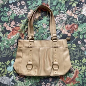 Snygg väska - Snygg beige väska som knappt är använd! Köpt second hand så är inte säker på märke!
