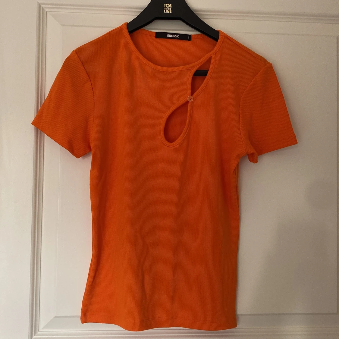 Orange ribbad topp med cut out Bik Bok