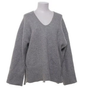 Grå stickad tröja från BikBok - Mysig grå stickad tröja från BikBok i storlek S. Passformen är loose och perfekt för lager-på-lager under höst och vinter. Materialet är väldrigt ordentligt, hör av dig vid frågor❤️❤️