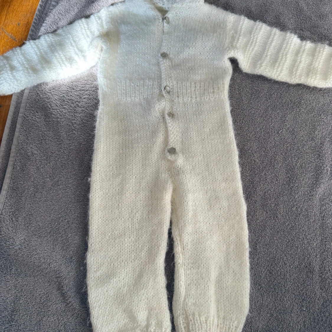 Vit stickad byxdress med huva - 1