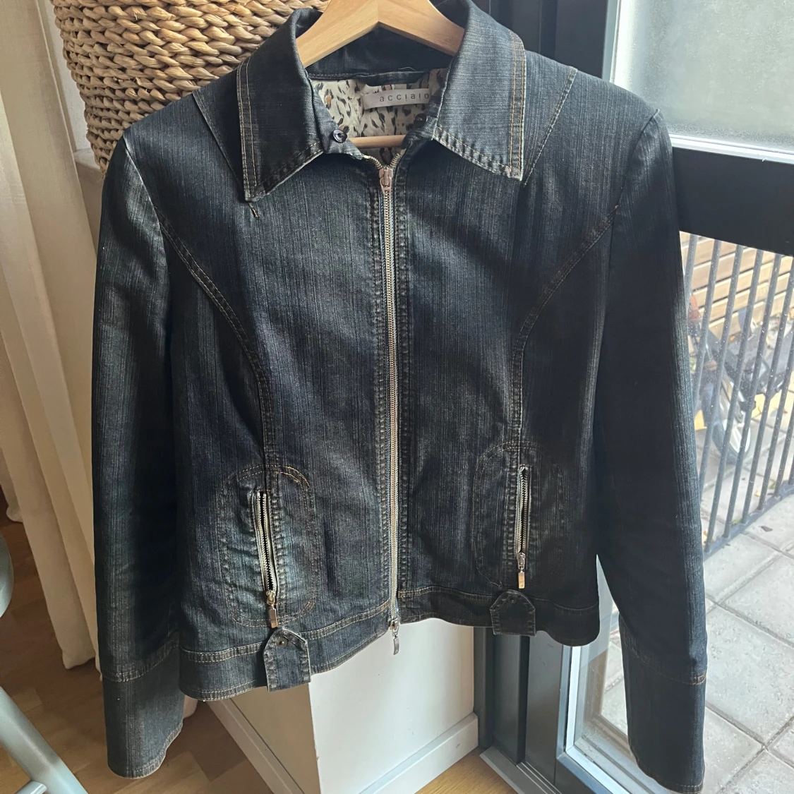 Mörk jeansjacka med leopardfoder - 1