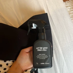 Let The Good Times Roll spray HELT NY - Body spray från Lush med namnet Let The Good Times Roll. Flaskan innehåller 200 ml. Perfekt för dig som vill ha något unikt och lekfullt i din doftsamling.
