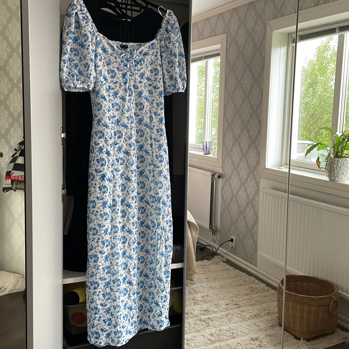 Blommig blå långklänning med slits