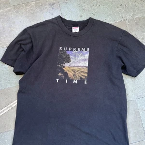 Supreme T-shirt - Säljer nu denna gamla supreme t-shirt. Skicket är 8/10.  Strl M