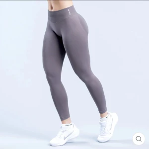 Impact leggings DFYNE S - Leggings från Dfyne, storlek S, färg truffle. Så fina, använda fåtal ggr. Perfekt skick! 