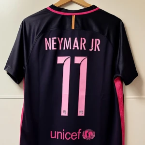 Barcelona Neymar 16/17 fotbollströja - Helt ny Barcelona fotbollströja replika med Neymar på ryggen. Strl S