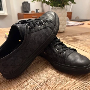 Svarta sneakers från Gucci - Skit kattiga Gucci skor svarta, perfekt inför vintern! Skick 9/10 de är använda i hälen bara, vilket man ej ser när man använder dom! Storlek 43, pris går att diskutera vid snabb affär! Vid frågor och funderingar är det bara att DMa!