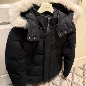 Svart jacka Moose Knuckles - Snygg original svart jacka från Moose Knuckles. Inköpt hos Johnells, kvitto finns.