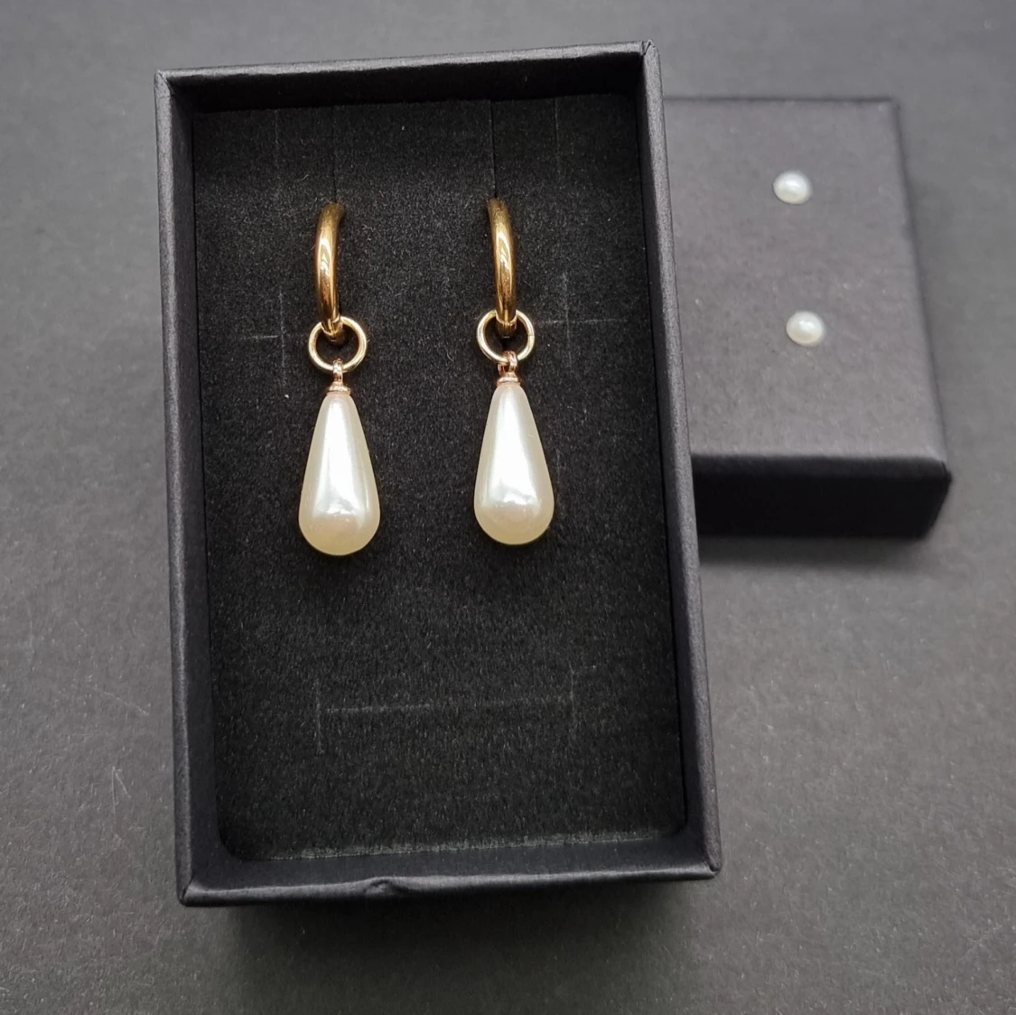 Guldiga örhängen med droppformad pärla - 1