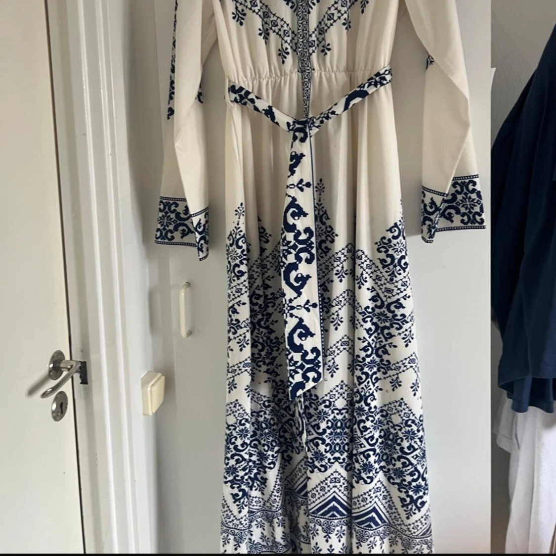 Vit och blå långklänning med mönster - 1