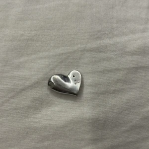 Hjärthänge i silver 925 - Unikt hjärtformat hänge i äkta silver 925 med mjuka, organiska former. Perfekt att bära i en kedja som ett statement eller som en personlig detalj. Märkt med silverstämpel och har en modern, stilren look.