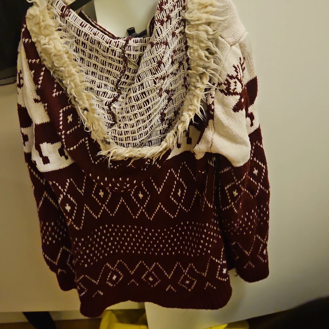 Vinröd och beige stickad kofta med huva - 1