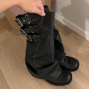 Svarta boots med spännen i skinn - Säljer ett par trendiga bruna boots i skinn med tre coola spännen på skaftet från bershka som är utsålda. Priset går att diskutera vid snabb affär, men eftersom dessa är lite mer sällsynta och jag har lite svårt att släppa dem så är priset på grund av det.