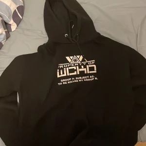 Svart hoodie från NLY Trend med tryck - Cool svart hoodie från NLY Trend med vit text och grafiskt tryck på bröstet. Tröjan har huva med snörning och lång ärm, perfekt för en avslappnad streetstyle-look. Mjuk insida och klassisk passform. 