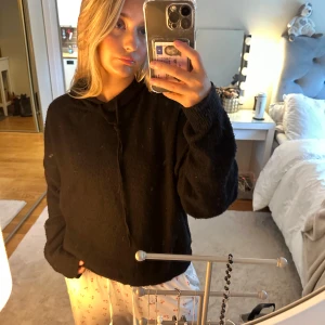 Svart stickad hoodie - Mysig svart stickad hoodie. Tröjan har en loose passform och långa ärmar, perfekt för skolan. Enkel och stilren design som passar till det mesta.💞❤️